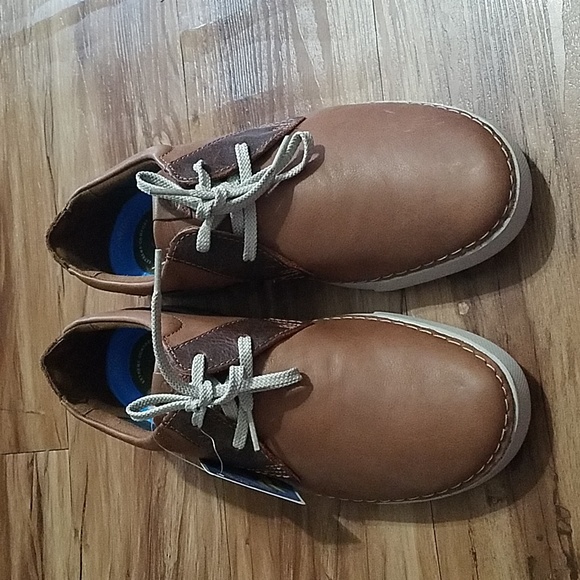 Clarks Brown Oxfords with Leather Upper and Minimalist Design - Picture 2 of 8